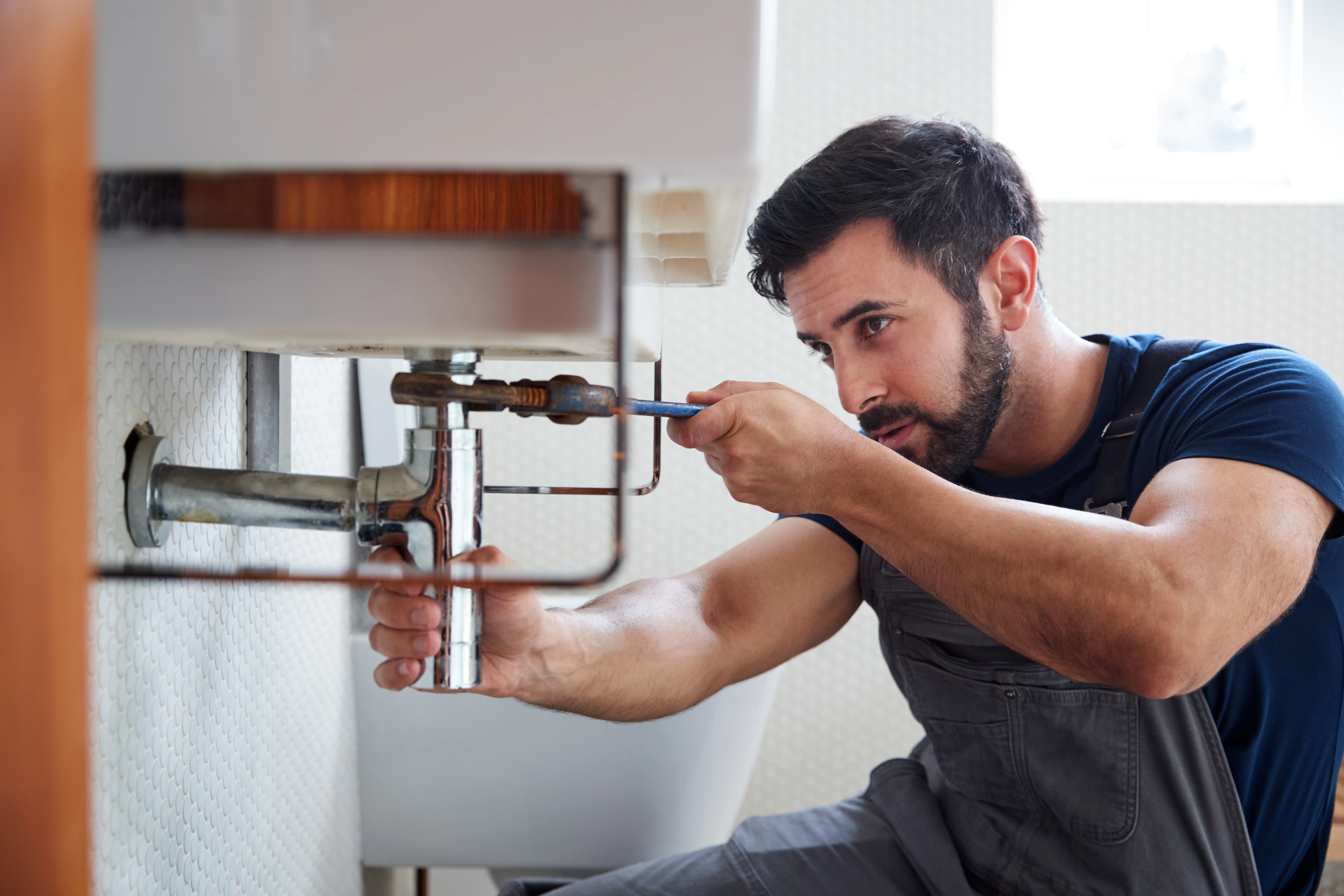 Installateur bei Sanitärarbeiten